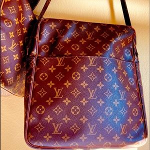 Louis Vuitton messenger bag 💼